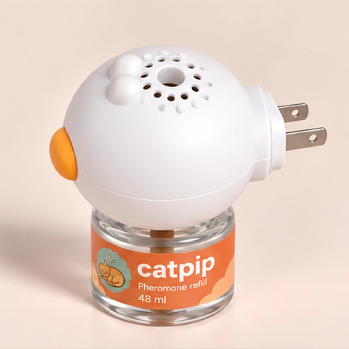 Catpip Calmi difuusor ja täitepudel USA A-tüüpi pistikuga, kolmveerandvaade.